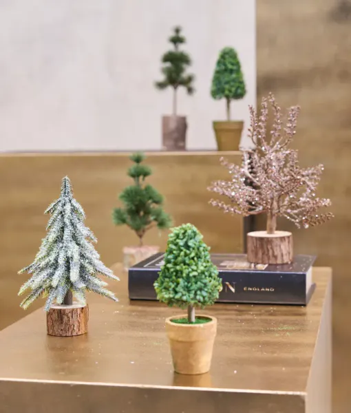 Grantr&aelig; m/ sne glitter p&aring; fod H20cm - plastikk - Gr&oslash;nn